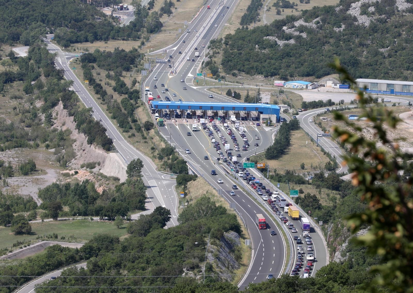 Predmet je na autocesti A6, vozi se uz ograničenje brzine