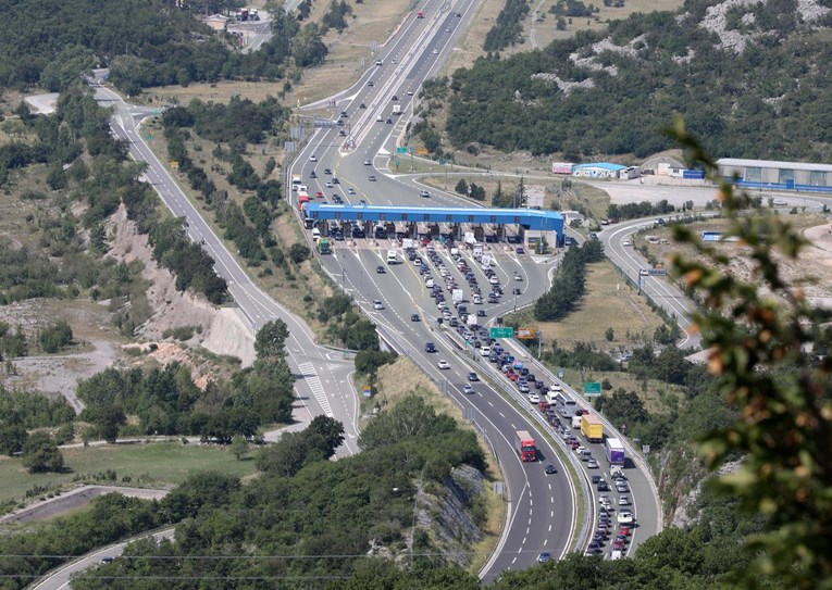 Predmet je na autocesti A6, vozi se uz ograničenje brzine