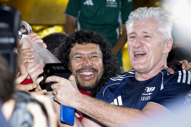 Davor Šuker osvojio Legends Cup pa se rasplesao. Pogledajte snimku