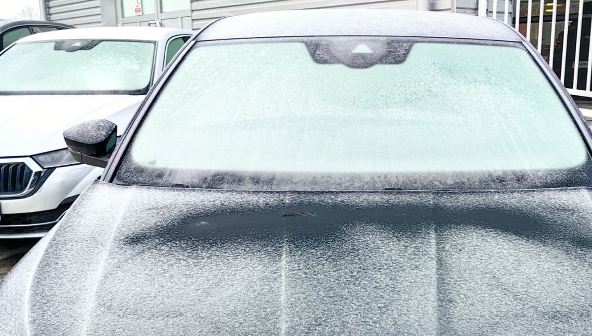 Kako pravilno odlediti stakla na automobilu bez o&#x161;te&#x107;enja