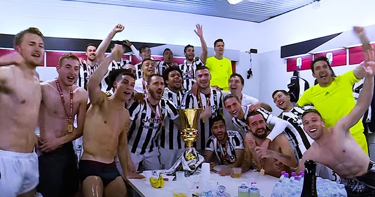 Pogledajte Ronalda u deliriju. U gaćicama skakao po svlačionici pa zaspao s peharom