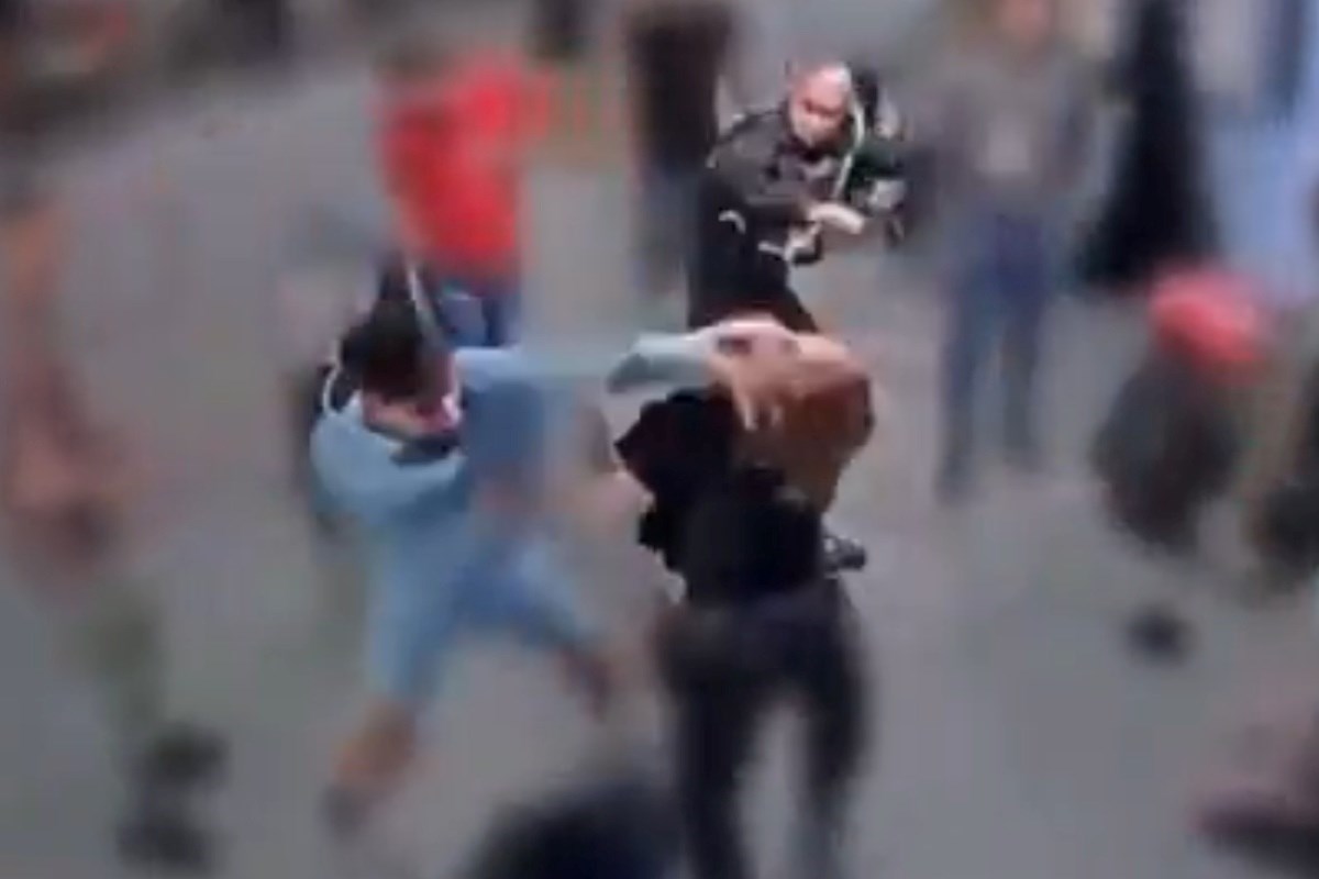 Britanski sud pustio snimku napada braće na policajce. Jedan nokautira policajku