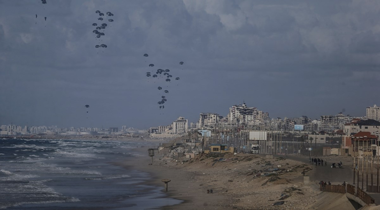U Gazi padobranima spuštani paketi pomoći, nastao stampedo. Poginulo 18 ljudi