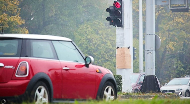 Romantična poruka na jednom semaforu u Zagrebu privukla pažnju vozača