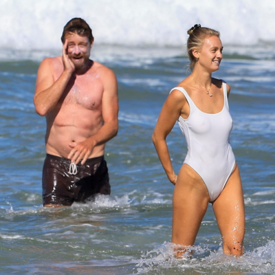 Ponovno ljubi: Zvijezda serije Mentalist snimljena na plaži s mlađahnom plavušom