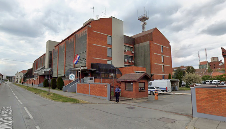 Divljao po selima kod Osijeka: Sjekirom razbijao spomenike i prozore. Uhićen je