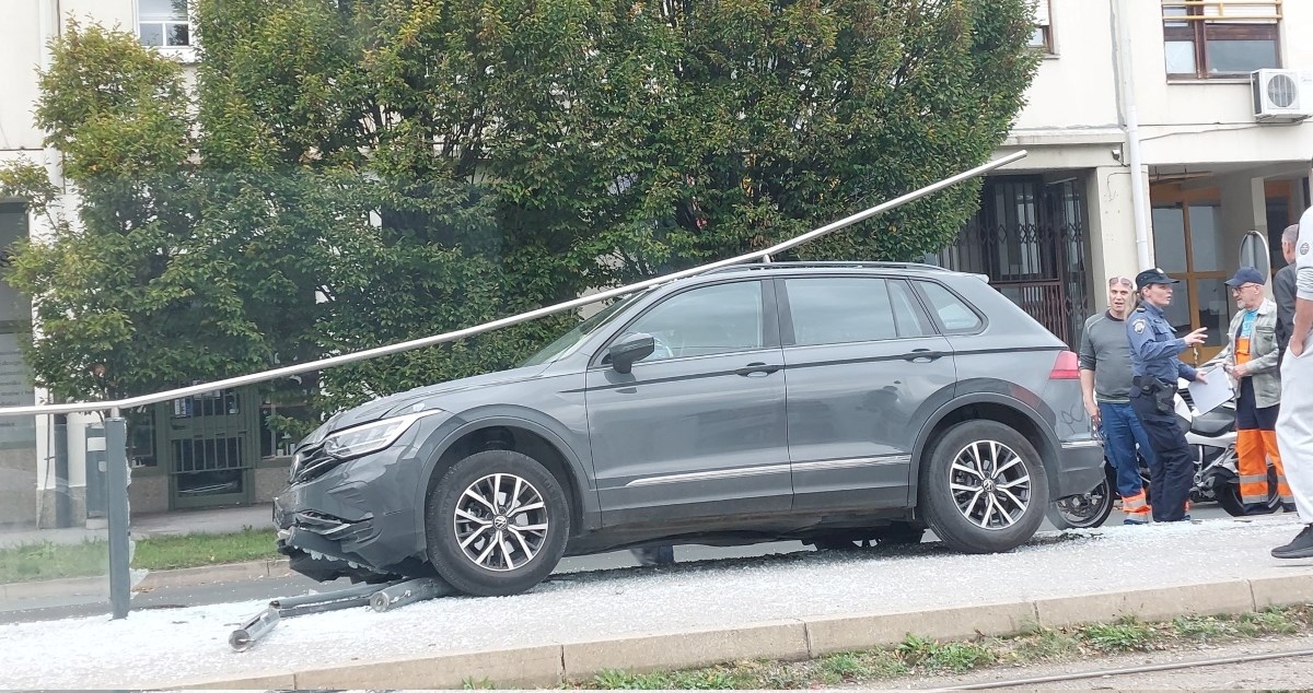 Nesreća u Zagrebu, auto se zabio u tramvajsku stanicu. Jedna osoba ozlijeđena