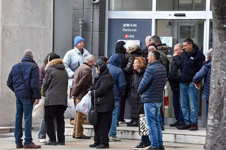 Novi umirovljenici mjesecima čekaju prvu penziju. "Kako preživjeti?"