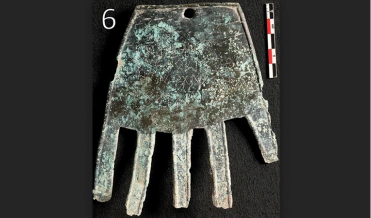 FOTO Nova otkrića o misterioznom natpisu na brončanoj ruci staroj 2000 godina 
