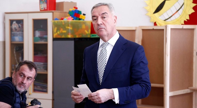 Milo Đukanović nakon 25 godina podnio ostavku na mjesto predsjednika DPS-a