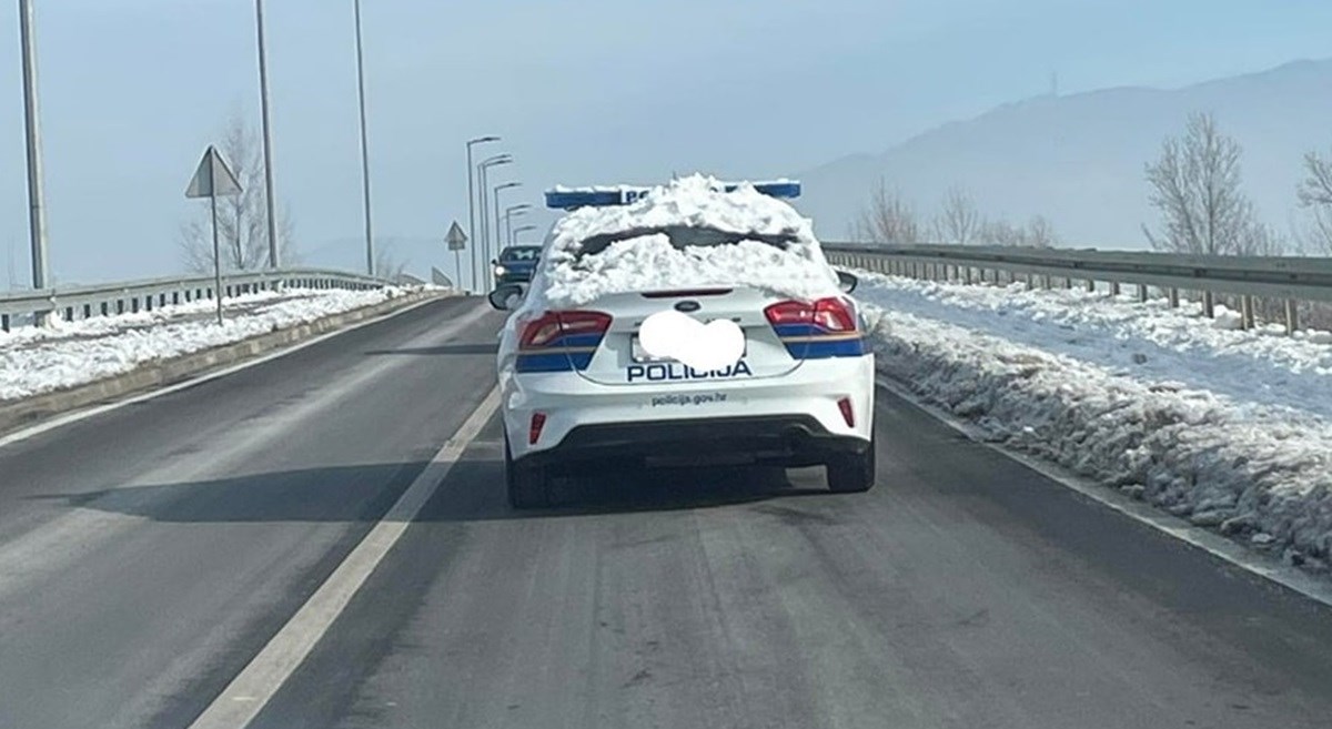 Zaprešićki policajac nije očistio snijeg sa službenog auta. Policija: Kažnjen je