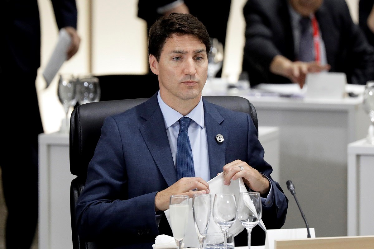 Istraživanja pokazuju da Trudeau gubi na popularnosti zbog bojenja lica u crno