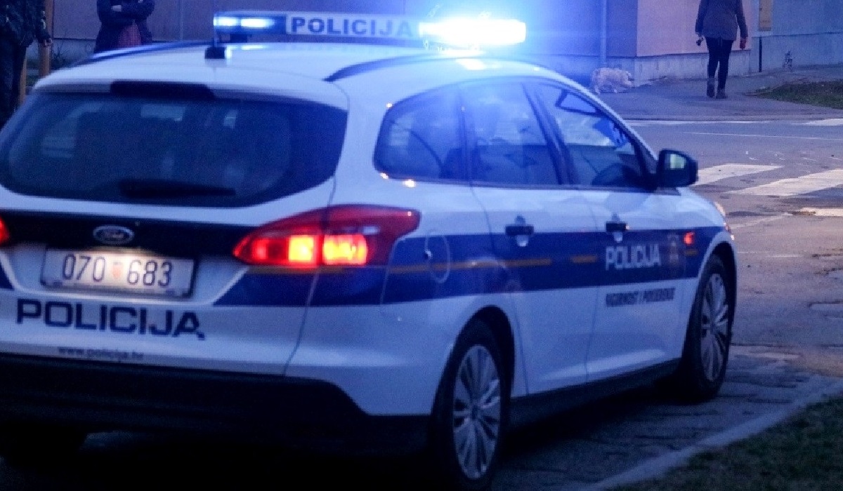 U Omišu 75-godišnjak autom naletio na 84-godišnjaka i teško ga ozlijedio