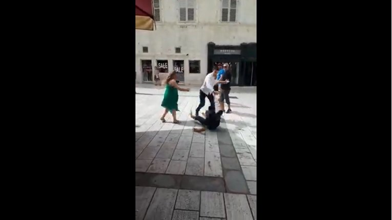 VIDEO Tučnjava u Splitu, zbog neplaćenog računa se potukli konobar i gost