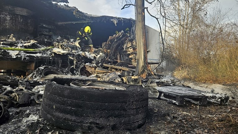 FOTO U Zagrebu izgorjela kamionska prikolica