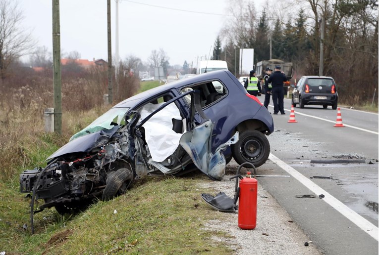 Teška nesreća kod Siska: Vozač auta poginuo u sudaru s kamionom, auto je smrskan