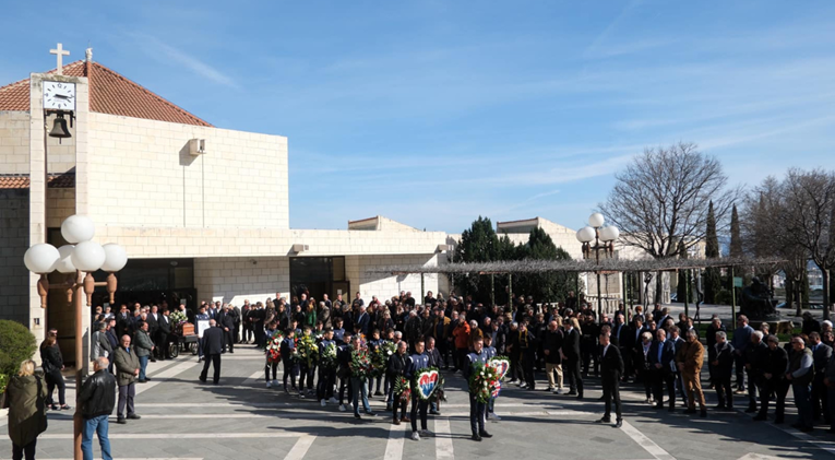 Nadoveza sahranjen s Hajdukovim šalom. Na komemoraciju došli Dalić i Kustić