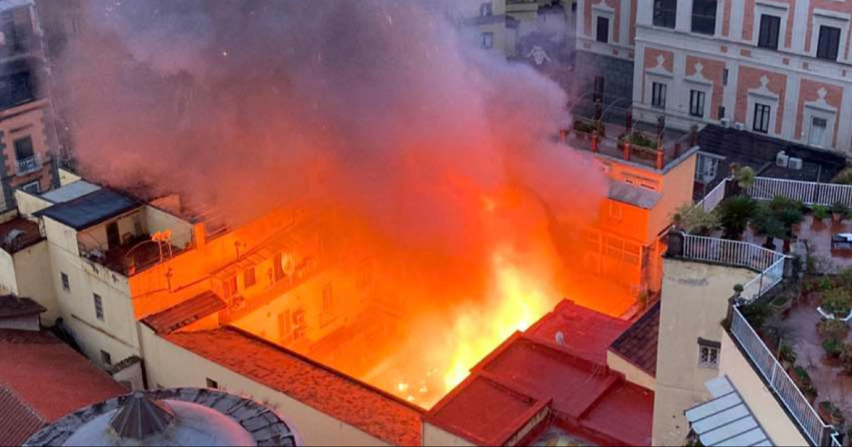 U bogatoj četvrti Napulja izgorjelo povijesno kazalište