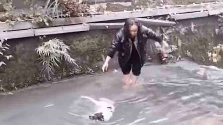 Žena heroj uskočila u hladnu rijeku kako bi spasila psa koji se utapao