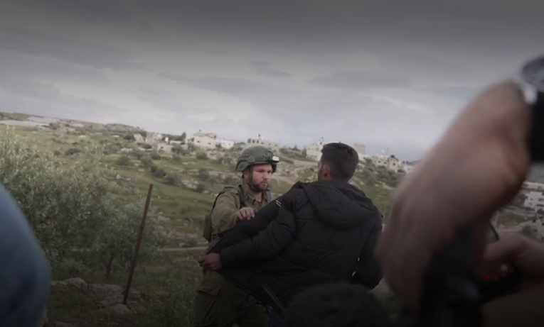 VIDEO IDF-ovci napali i priveli ekipu CNN-a na Zapadnoj obali. "Zgrabio je kamermana"