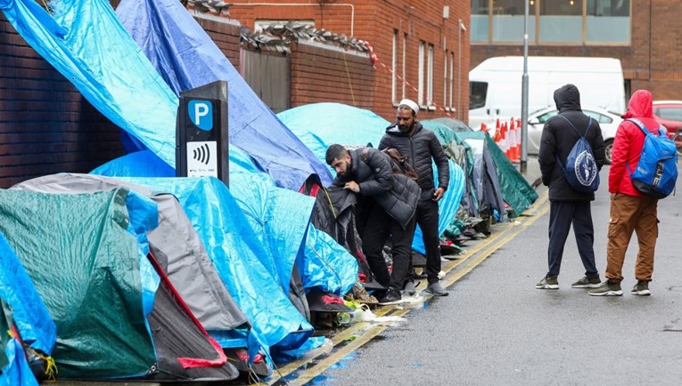 VIDEO Stotine migranata podigle šatore u centru Dublina. Danas su rastjerani