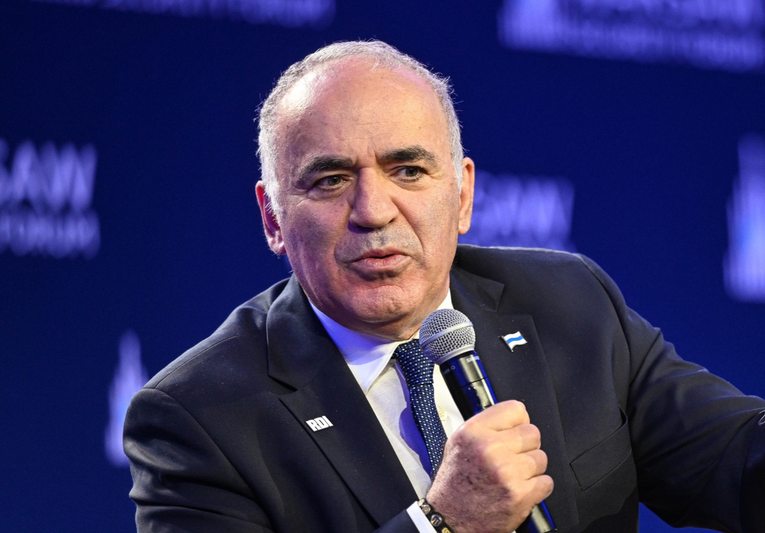 Kasparov: Zelenski sudjeluje u besmislenim pregovorima, žao mi ga je