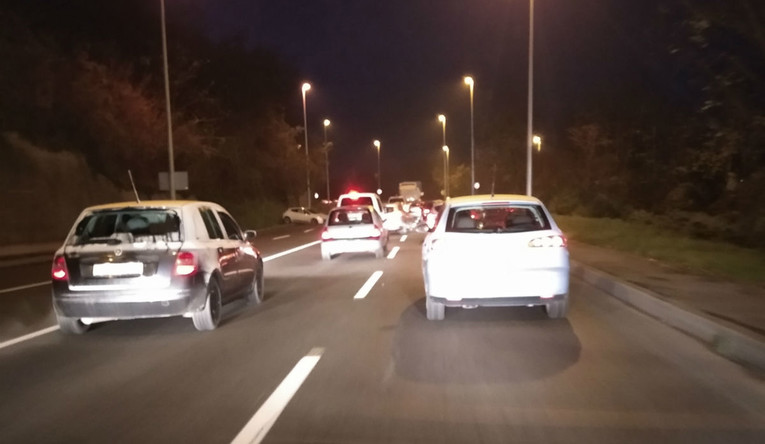 Promet prema Zagrebu otežan i usporen zbog nesreće na čvoru Jarek