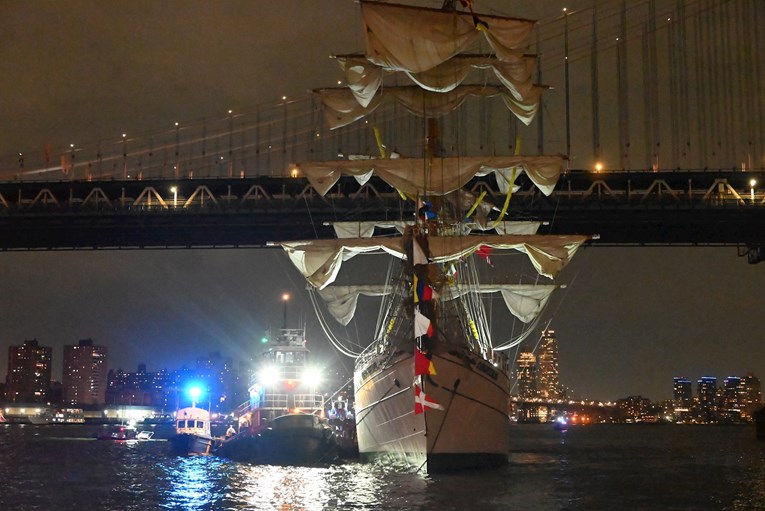 VIDEO I FOTO Brod meksičke mornarice zabio se u Brooklyn Bridge, dvoje poginulih