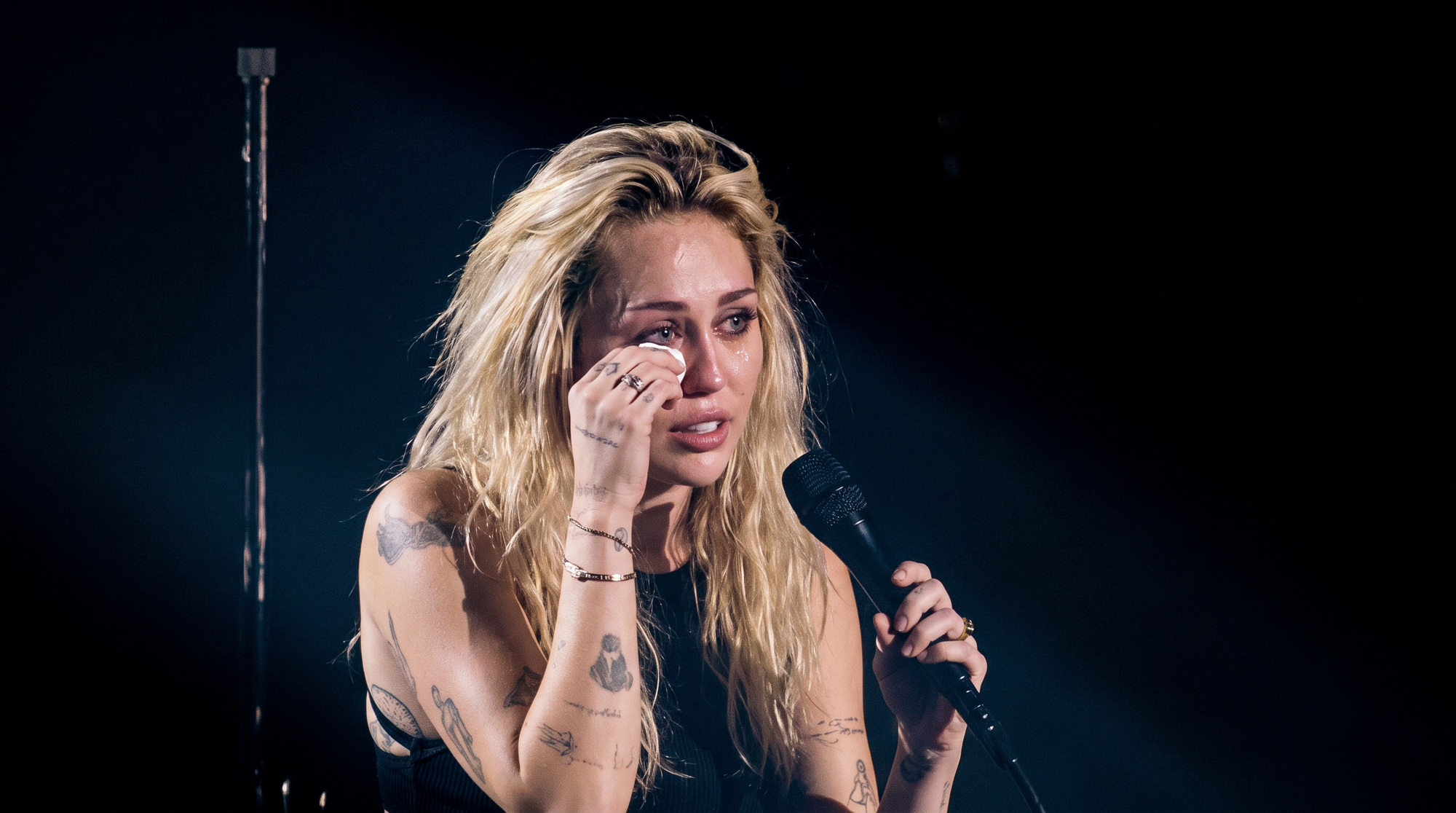 Miley Cyrus u suzama odala počast pokojnoj kumi Dolly Parton
