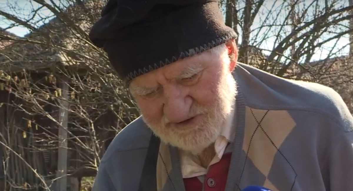 76-godišnjak u Srbiji pješačio 30 kilometara sa studentima. "Kupili su mi tenisice"