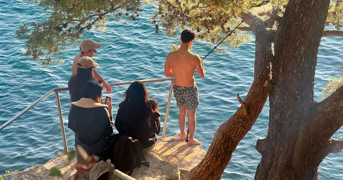 Nije mu bilo hladno: Turist u Dubrovniku zaplivao u moru