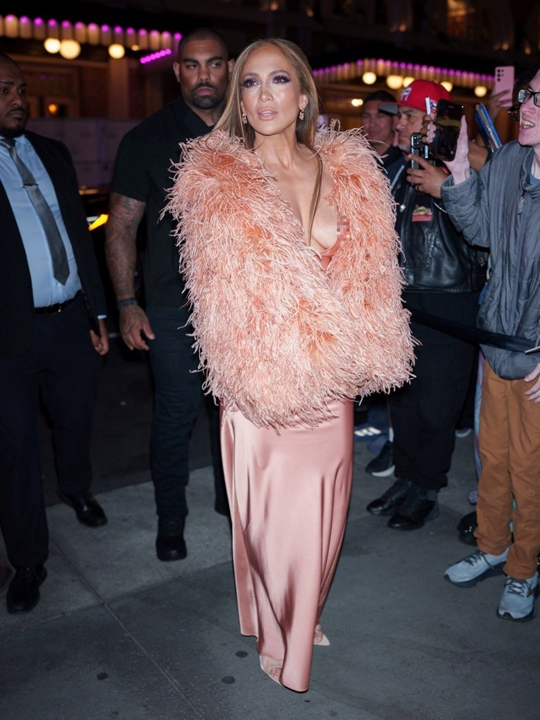 Jennifer Lopez doživjela modni gaf u New Yorku, slučajno pokazala bradavicu