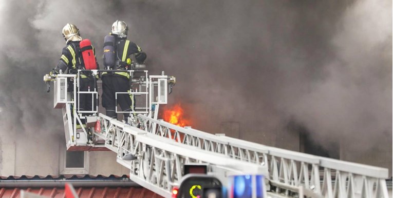 U gašenju požara u Sesvetama ozlijeđen jedan vatrogasac