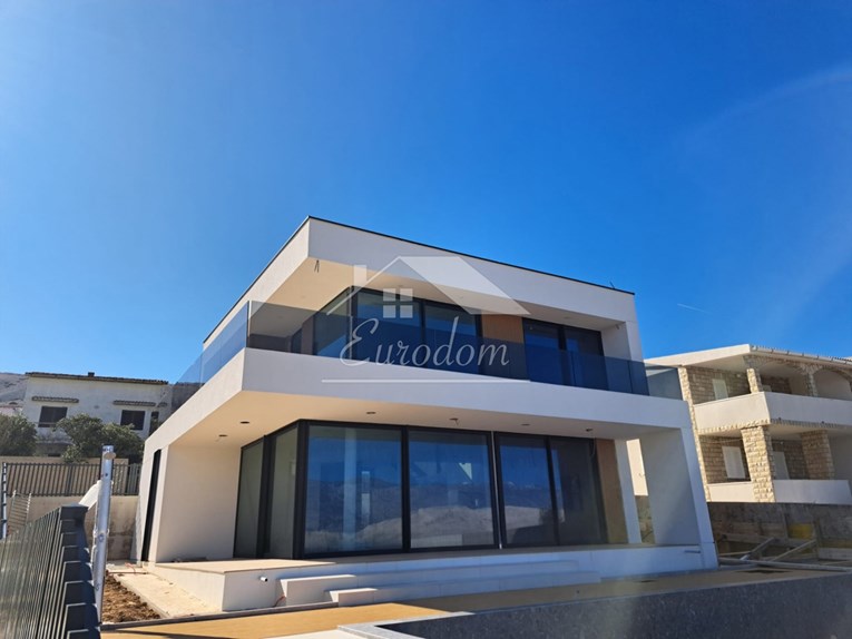 Oglasi: Na Pagu se prodaje vila u prvom redu do mora s infinity bazenom. Evo cijene 