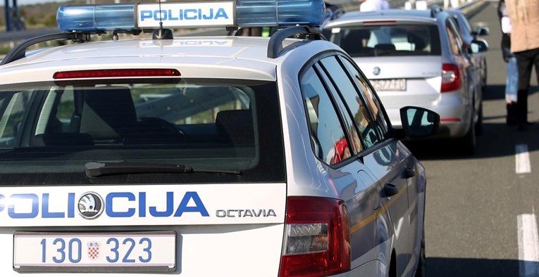 Vozač (86) u Pirovcu pokraj ceste ostavio otvorena vrata auta, na njih naletio motor