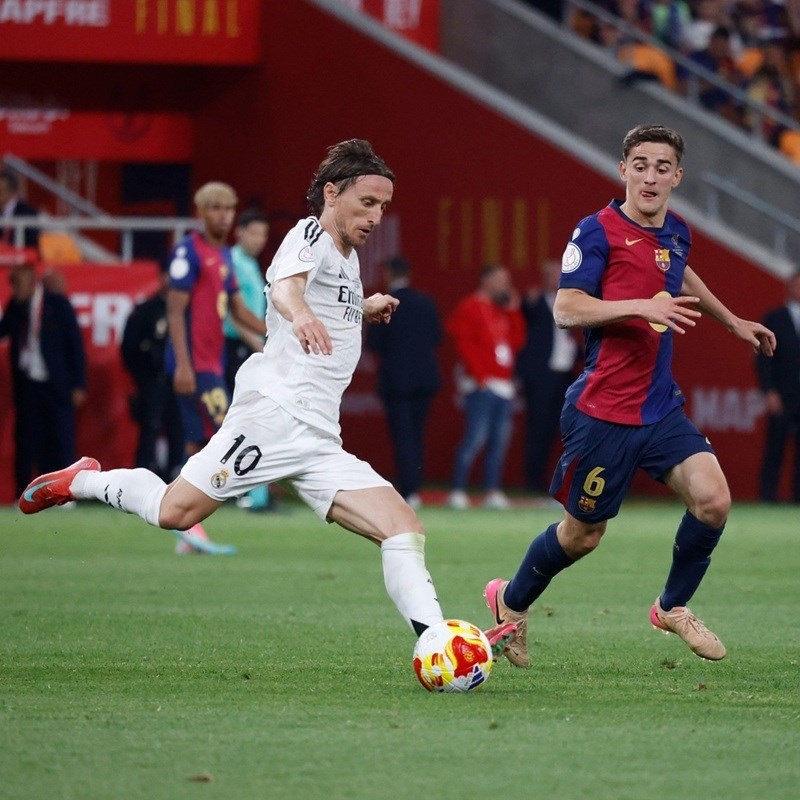 VIDEO Modrić je zagrlio samo jednog igrača Barce u špaliru nakon finala Kupa kralja