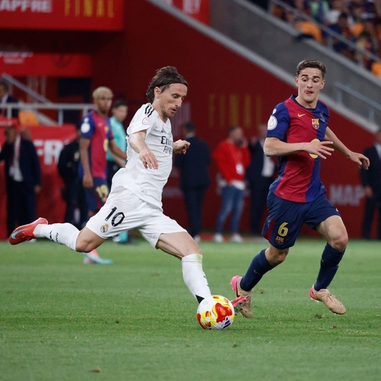 VIDEO Modrić je zagrlio samo jednog igrača Barce u špaliru nakon finala Kupa kralja