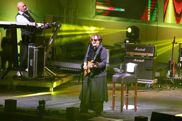 Klavijaturist Bijelog dugmeta Ognjan Radivojević na koncertu propao kroz pozornicu