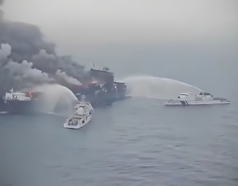 Brod s tisućama automobila gorio tri tjedna pa potonuo u Tihom oceanu