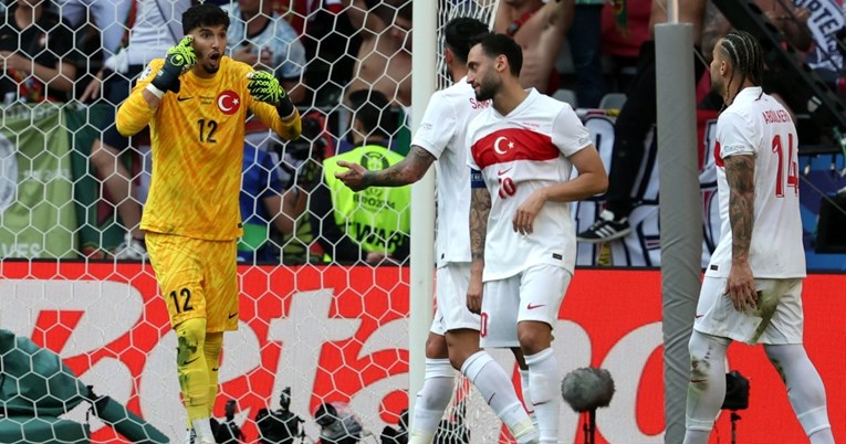 VIDEO Bizaran autogol Turske. Bijesni Ronaldo okrenuo leđa, a lopta završila u mreži