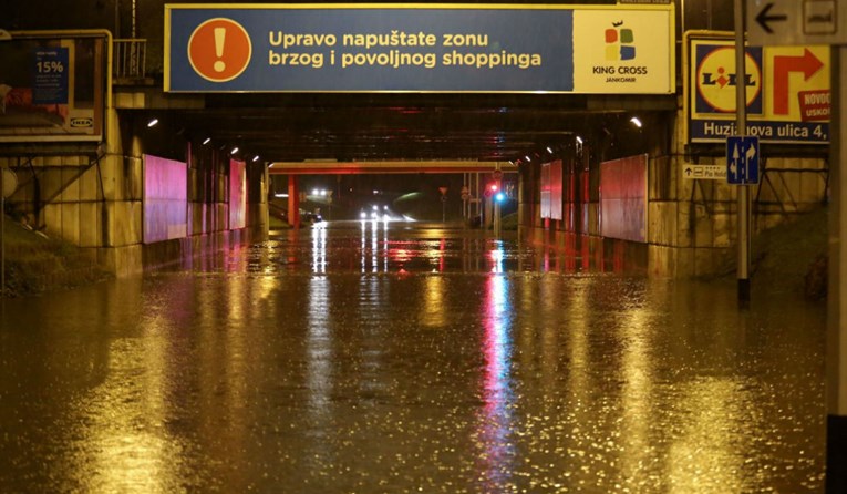 VIDEO Prometni kolaps u Zagrebu, kiša potopila podvožnjak