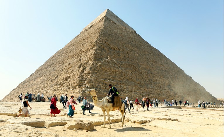 Mladi Španjolci uhićeni u Egiptu. "Snimali su neprimjerene fotografije kod piramida"