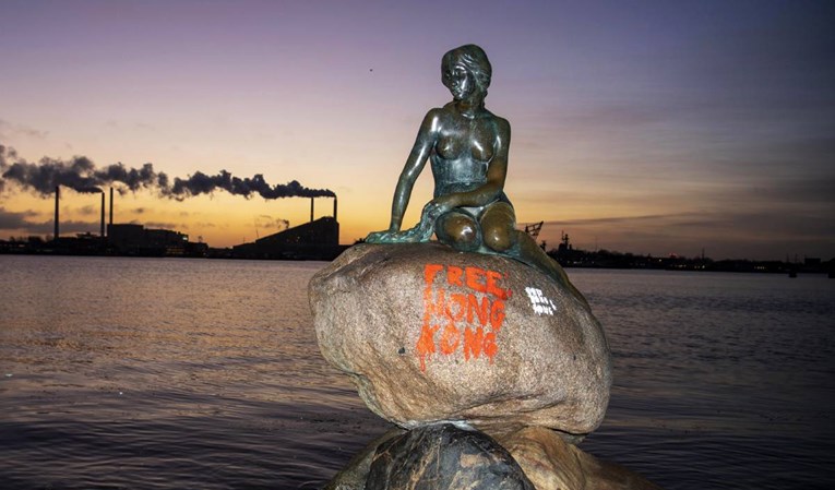 FOTO Vandaliziran danski kip Male sirene, netko nasprejao političku poruku