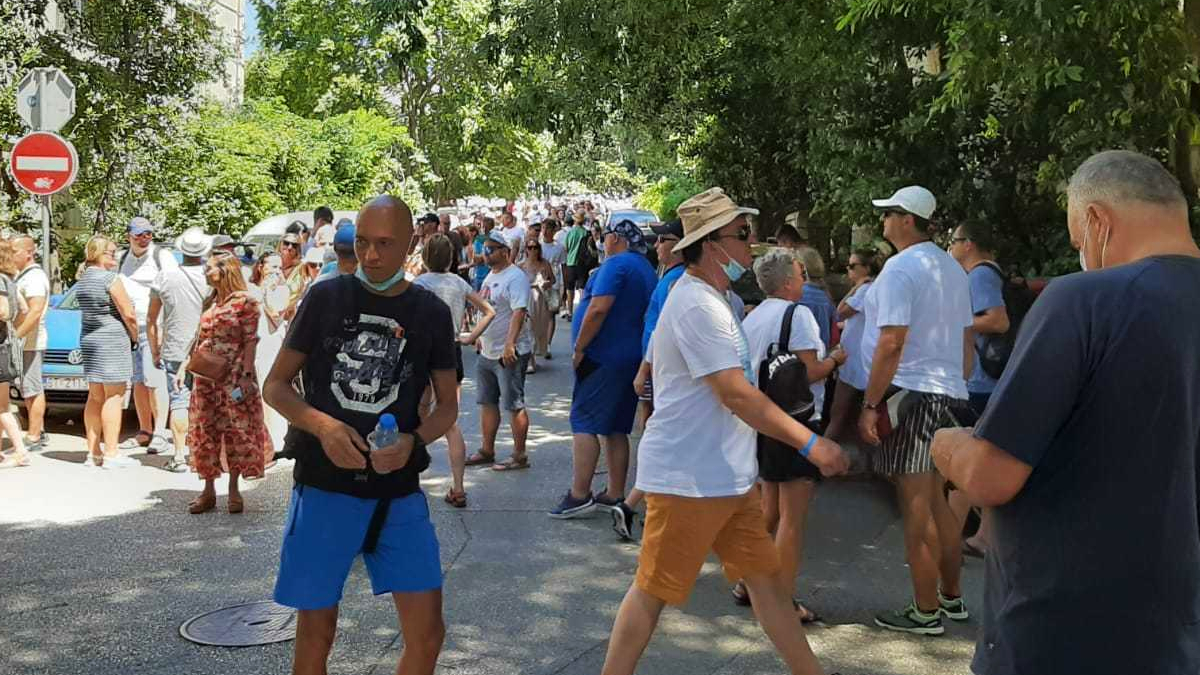 FOTO Na ulici u Splitu hrpa Poljaka koji čekaju na glasanje