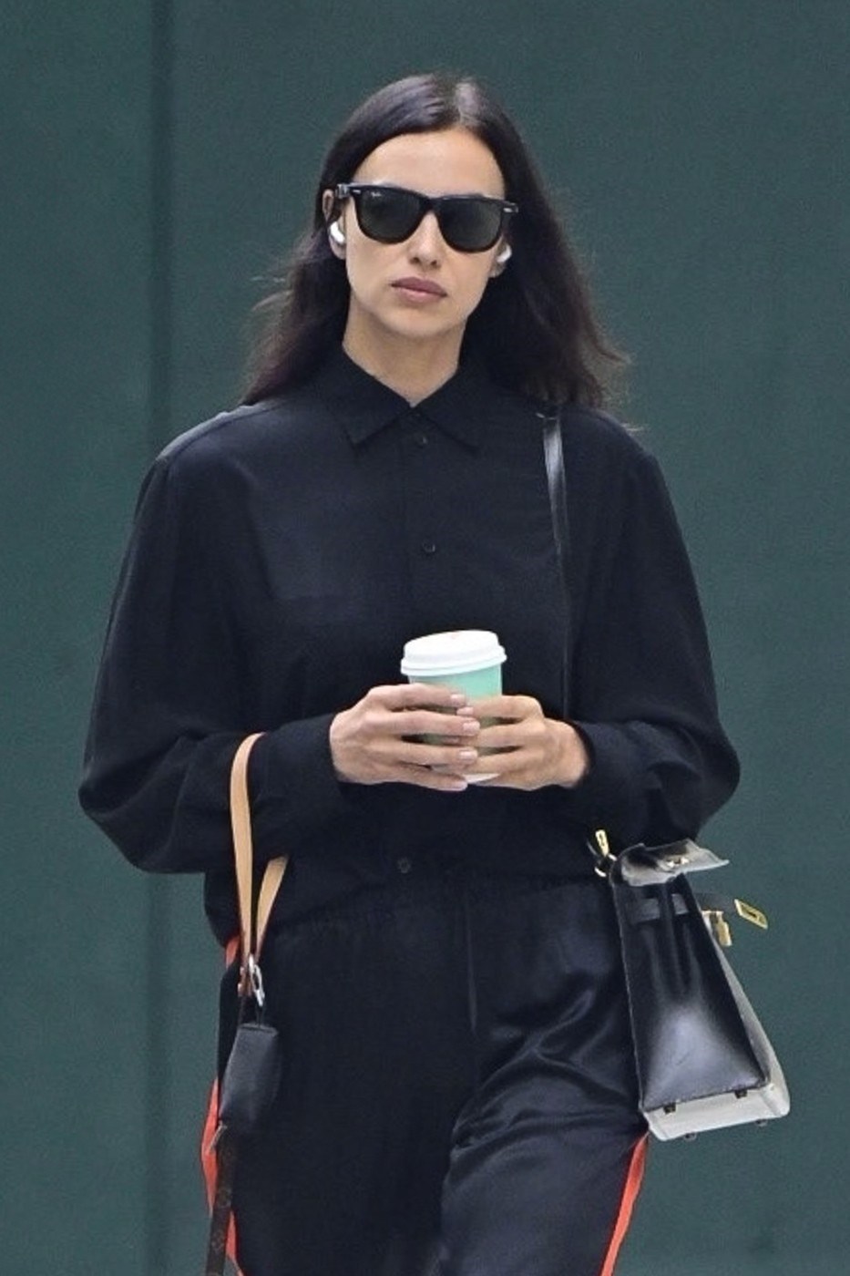 Irina Shayk snimljena u šetnji New Yorkom, pažnju privukla skupocjenom torbom