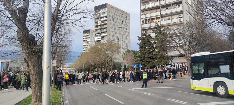 Splićani prosvjedovali protiv kontejnera, blokirali promet: "Di ovog ima na svitu?"