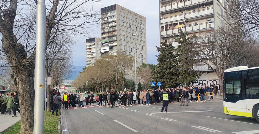 VIDEO Ljudi u Splitu prosvjedovali protiv kontejnera, blokirali promet