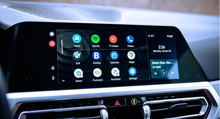 Google će integrirati AI u Android Auto. "Olakšat će korištenje mobitela u autu"