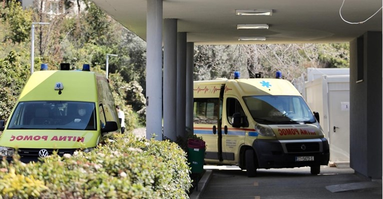 Prometna nesreća kod Trogira: Sudarili se auto i motor, vozač motora teško ozlijeđen