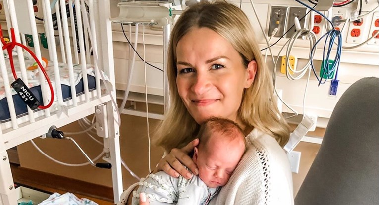 Mama zaražena covidom-19 koja je rodila u komi konačno je primila svoju bebu u ruke